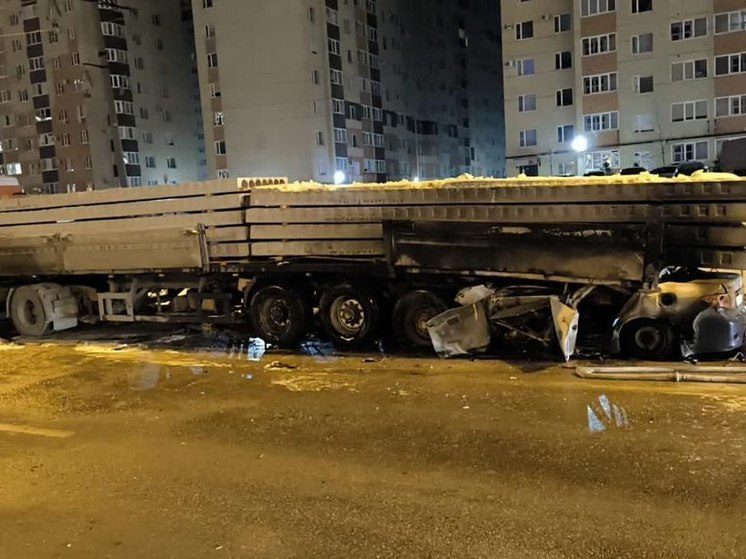 В Ставрополе легковушка залетела под припаркованную фуру и загорелась, погиб водитель