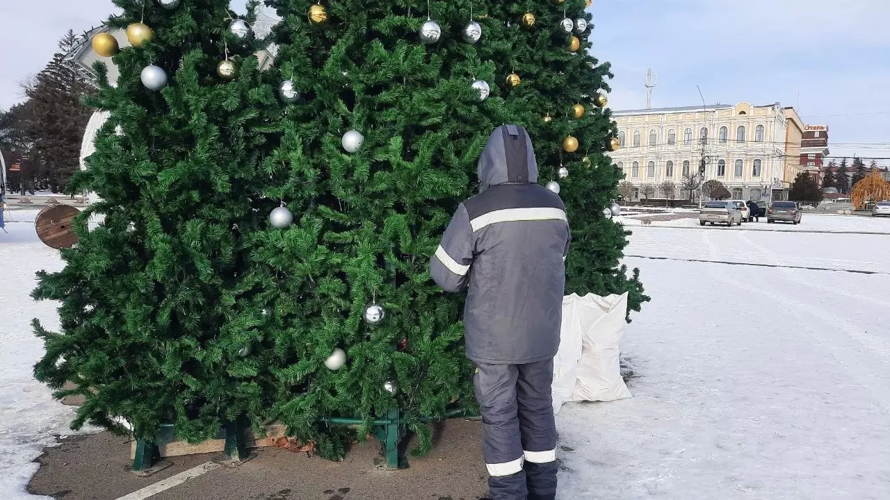 Светящиеся объекты и архитектурную подсветку отключили, также снимают разноцветные шары и гирлянды, все новогодние арт-объекты также убирают со своих мест и отправят на ремонт.