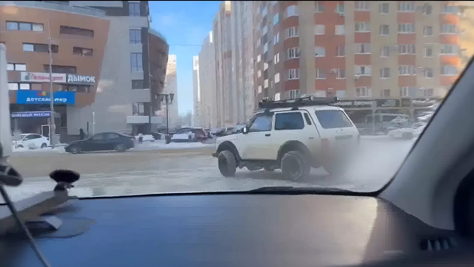 В Ставрополе нашли водителя, катавшего по улицам парней на сноубордах1