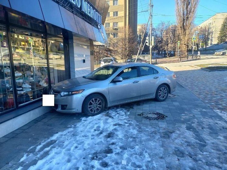 В Ставрополе водитель иномарки потерял сознание и въехал в магазин