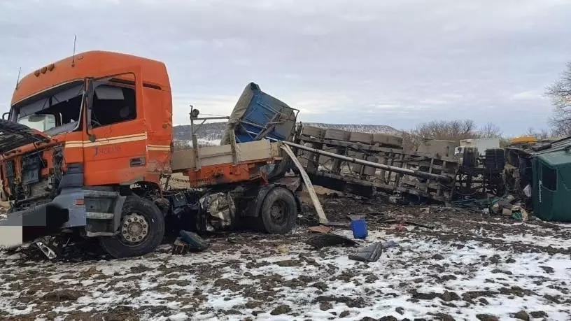 Водитель погиб в страшной аварии с двумя фурами на Ставрополье2