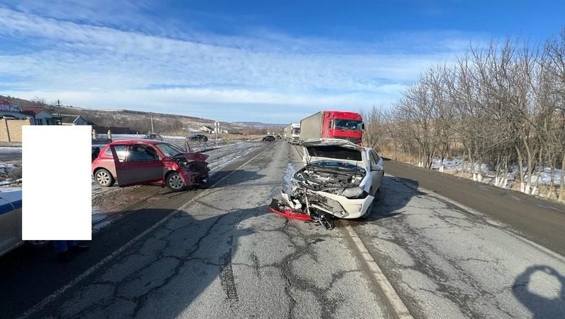 Женщина пострадала в аварии с двумя легковушками в Шпаковском округе
