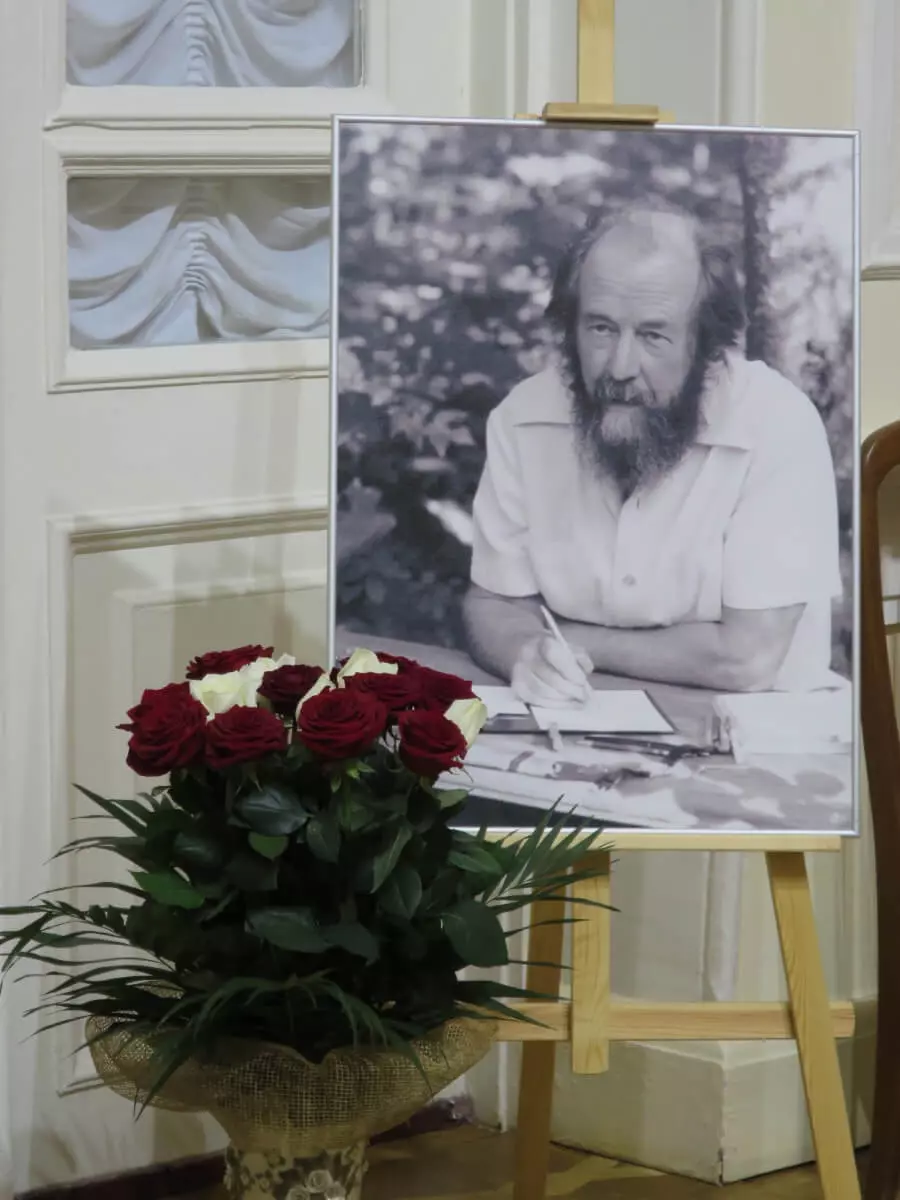 Жители Кисловодска предложили обсудить снос памятника эмигранту Солженицыну4