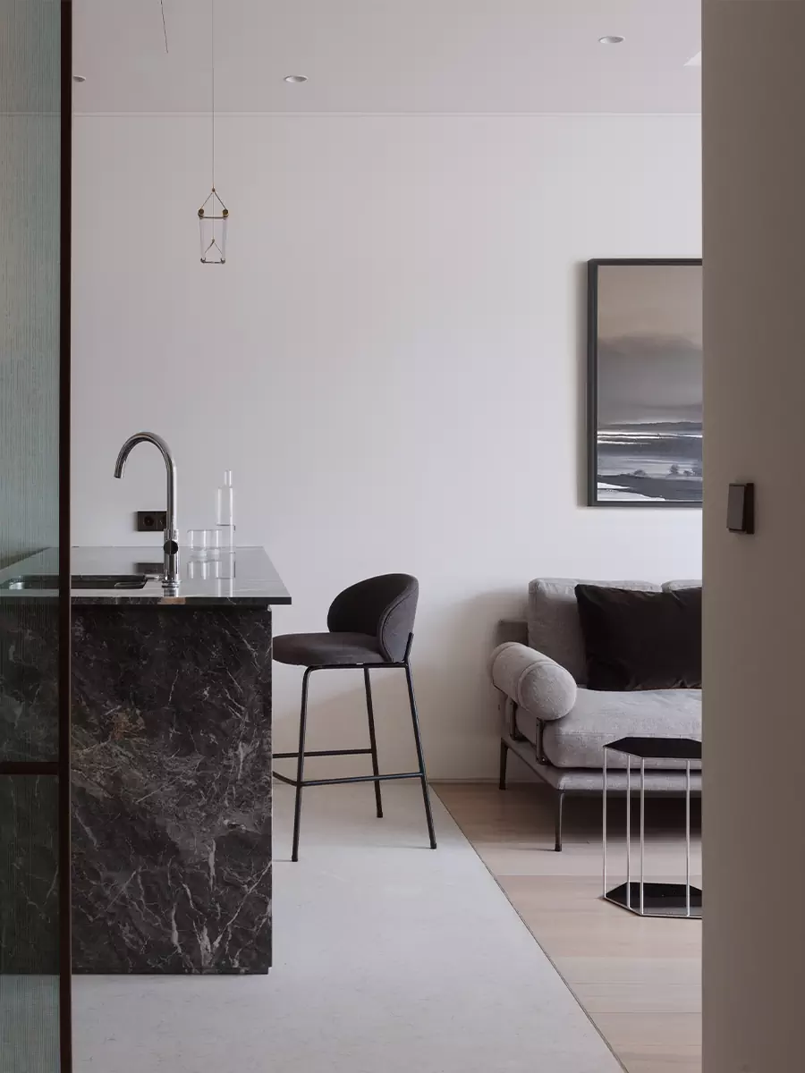 Эффектный камень, металл и латунь в интерьере семейной квартиры — проект дизайн-бюро Volves Interiors