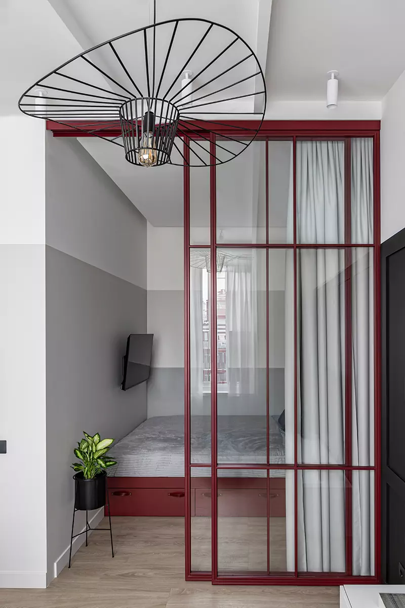 Бордовые перегородки и изумрудные детали в интерьере небольшой квартиры — проект DESIGNER ZDES