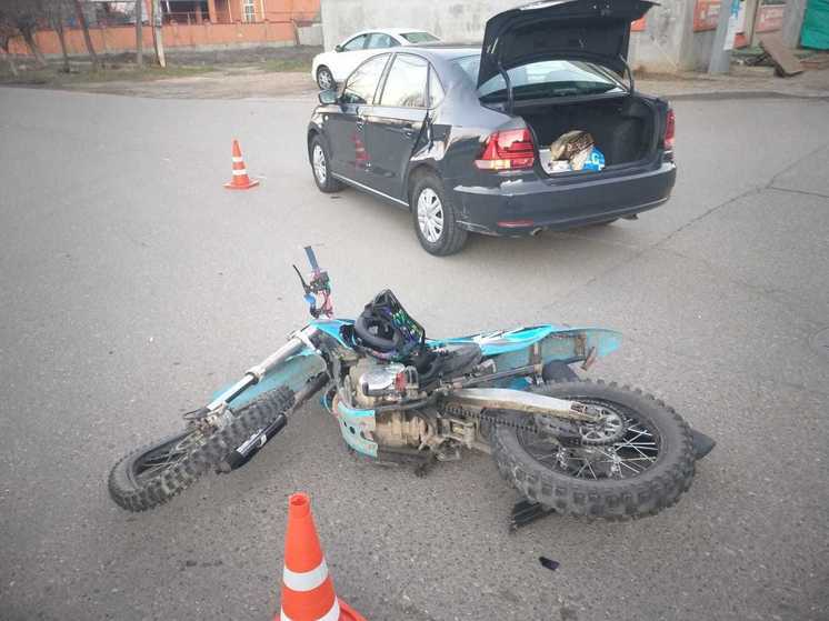 18-летний мотоциклист без прав сломал ногу в ДТП под Минводами
