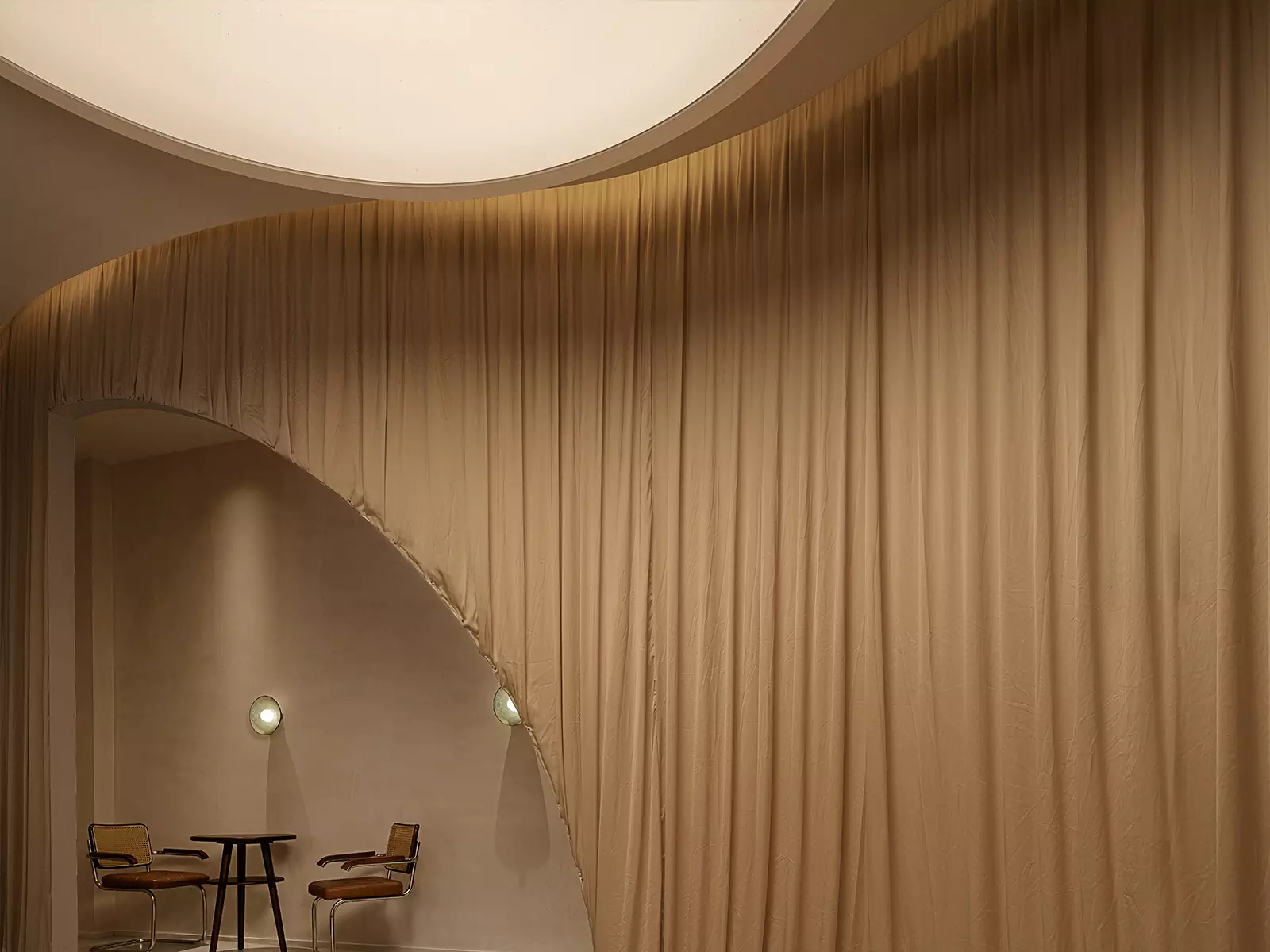 Органические формы и летящий текстиль в медитативном интерьере китайской чайной — проект студии Aurora Design
