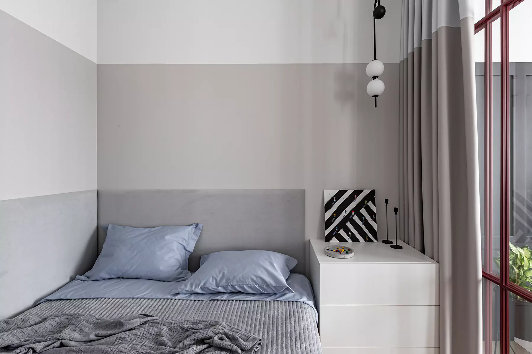 Бордовые перегородки и изумрудные детали в интерьере небольшой квартиры — проект DESIGNER ZDES