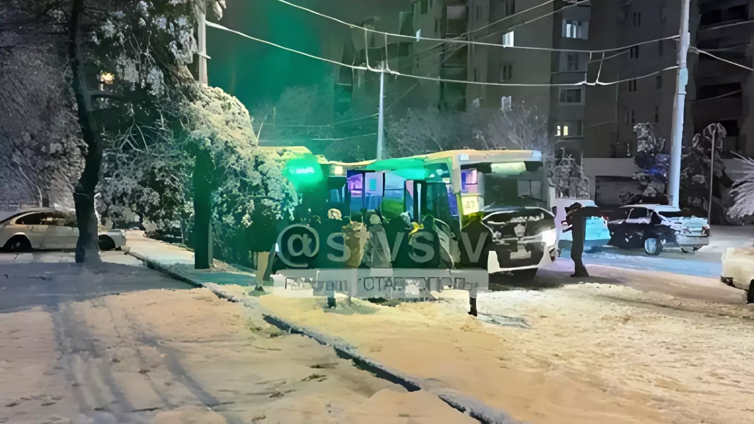 Дикие пробки и дерево упало на женщину: снег стал кошмаром для жителей Ставрополья1