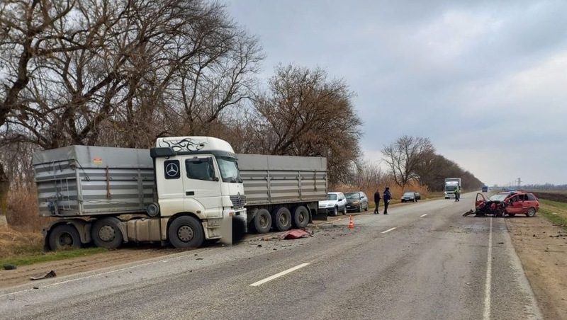 Две легковушки и два грузовика столкнулись на трассе в Изобильненском округе