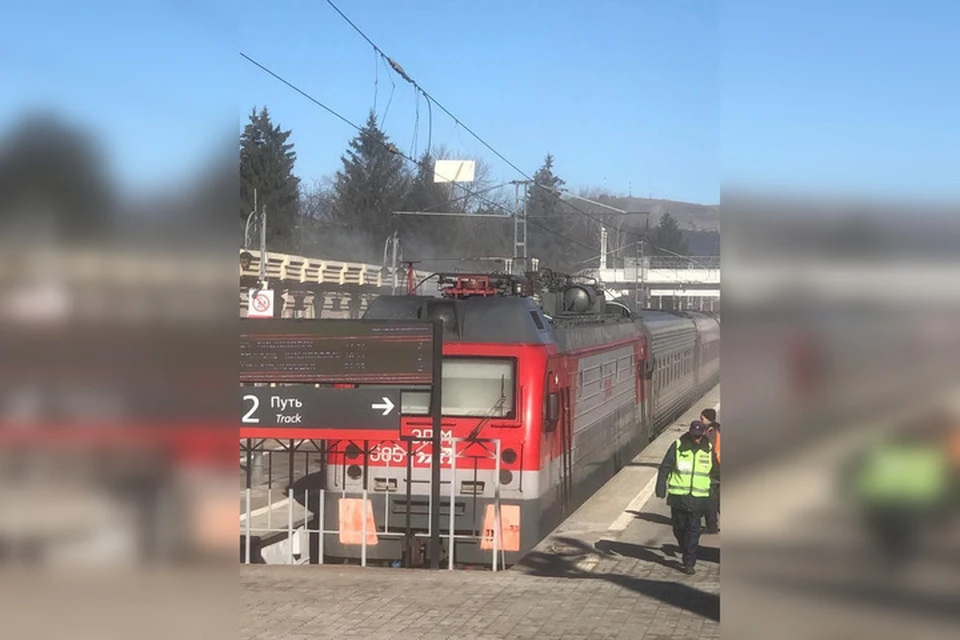 Электровоз загорелся на железнодорожном вокзале Кисловодска0