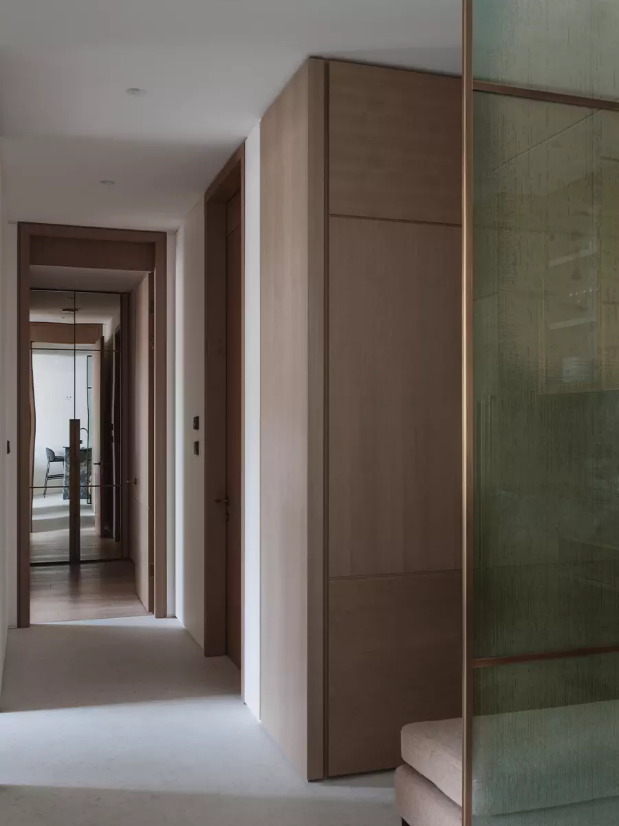 Эффектный камень, металл и латунь в интерьере семейной квартиры — проект дизайн-бюро Volves Interiors