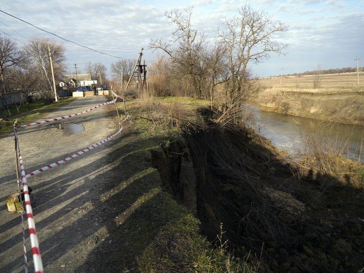 Глава Ставрополья выехал в станицу Новотроицкую, где обрушился участок берега реки