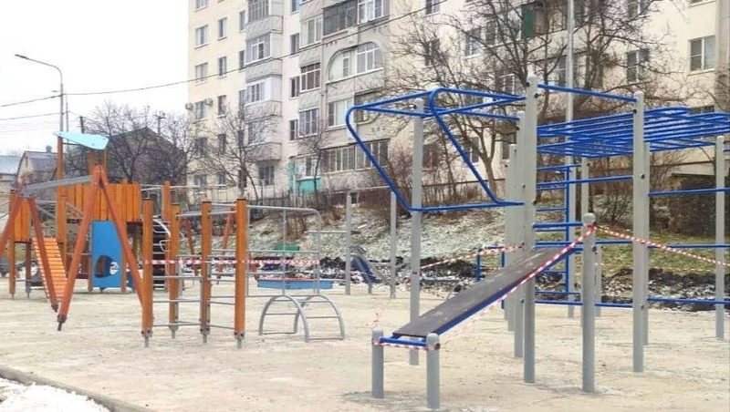 Игровые и спортплощадки приводят в порядке к весне в Ставрополе