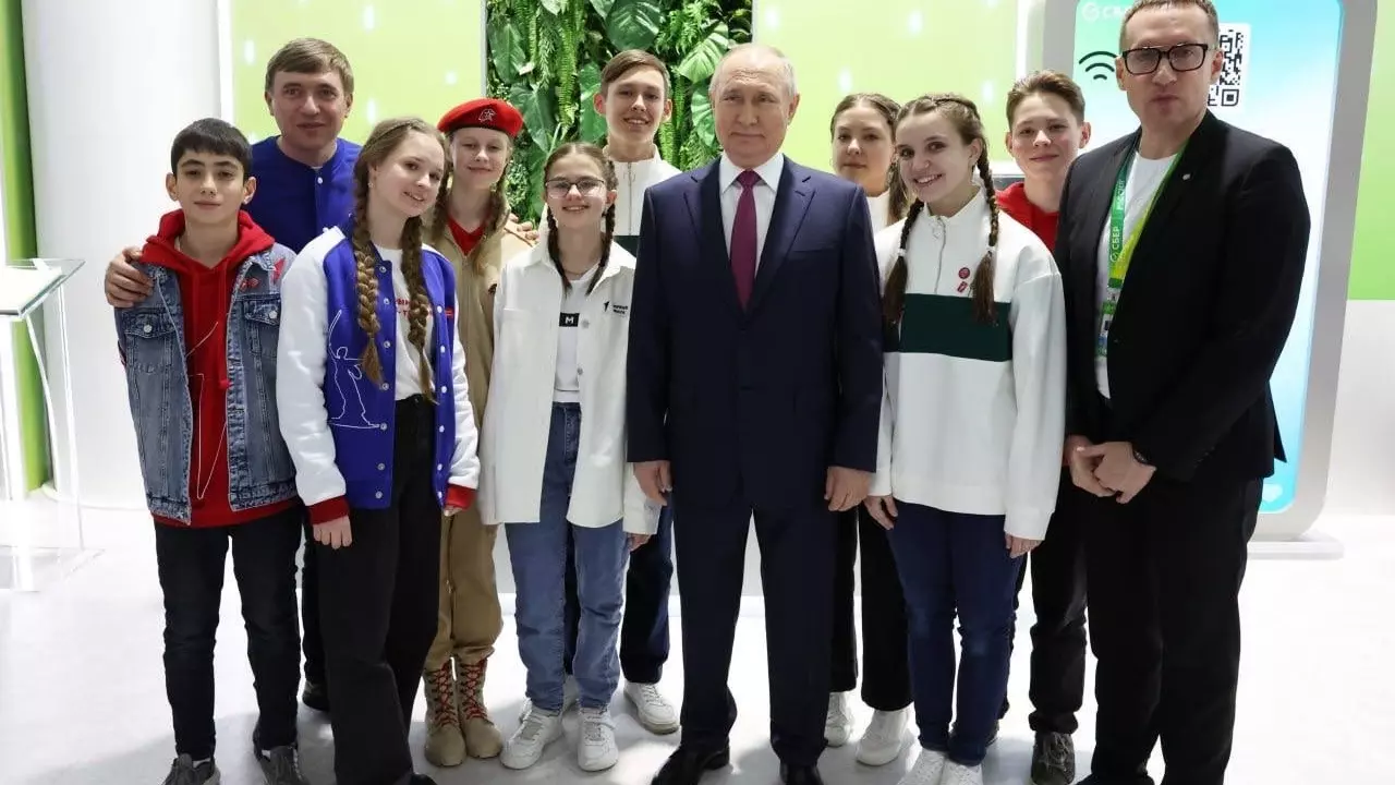 Юный волонтер из Пятигорска провел экскурсию для президента России0