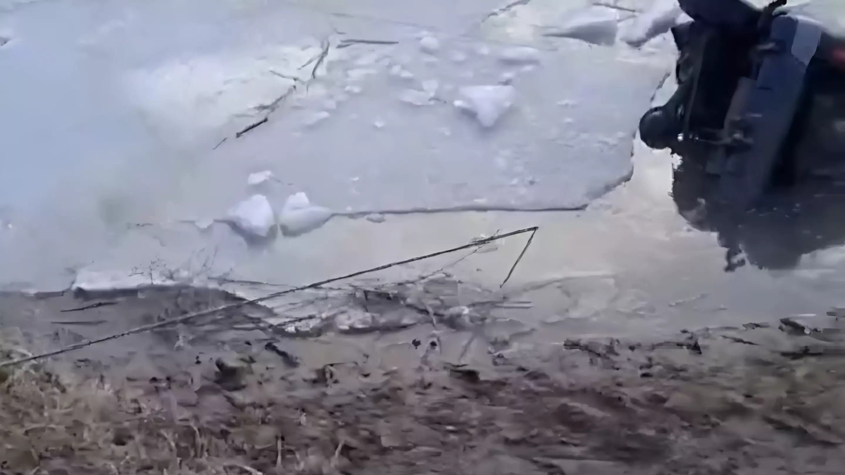 Машину с мертвым мужчиной за рулем нашли подо льдом на Ставрополье0