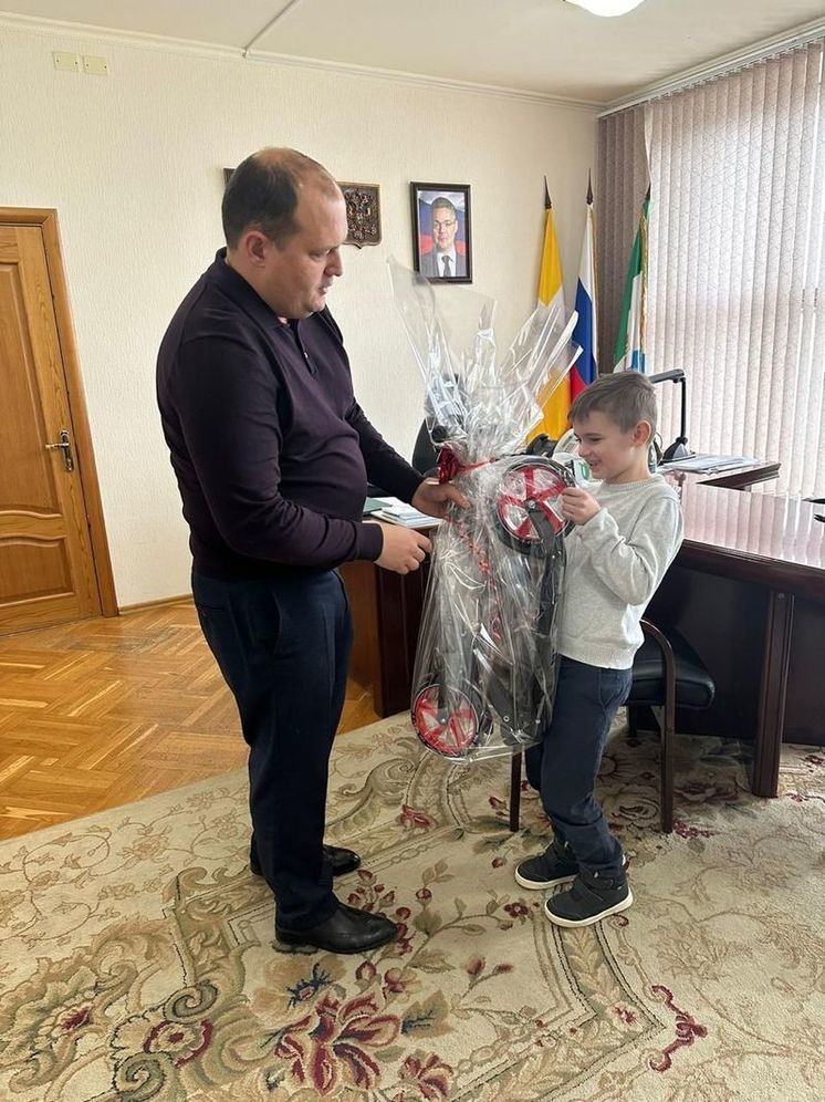 Мэр Железноводска вручил подарок мальчику, убравшему мусор в городском парке