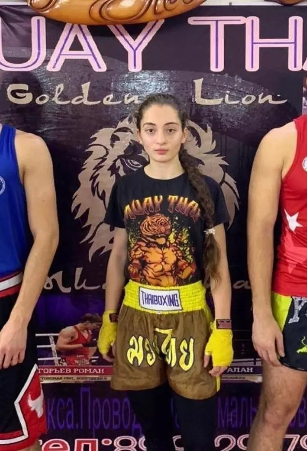 Речь идет о 21-летней Анне Цомартовой из Ростова-на-Дону, которая приехала на соревнования по тайскому боксу в Каспийск.