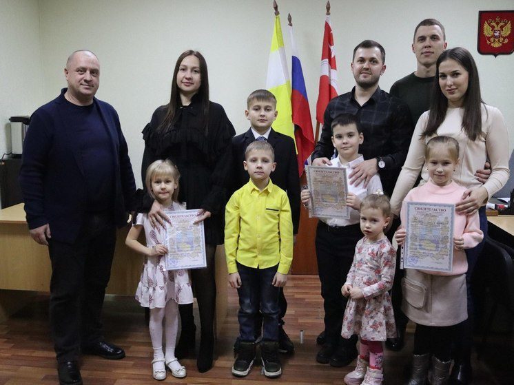 Молодым семьям на Ставрополье вручили сертификаты на приобретение жилья