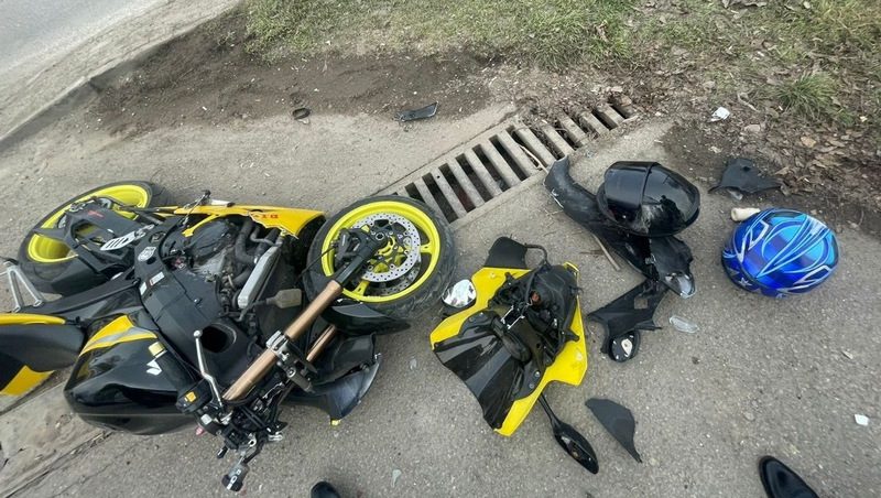 Мотоциклист попал в больницу с открытым переломом ноги после ДТП в Пятигорске