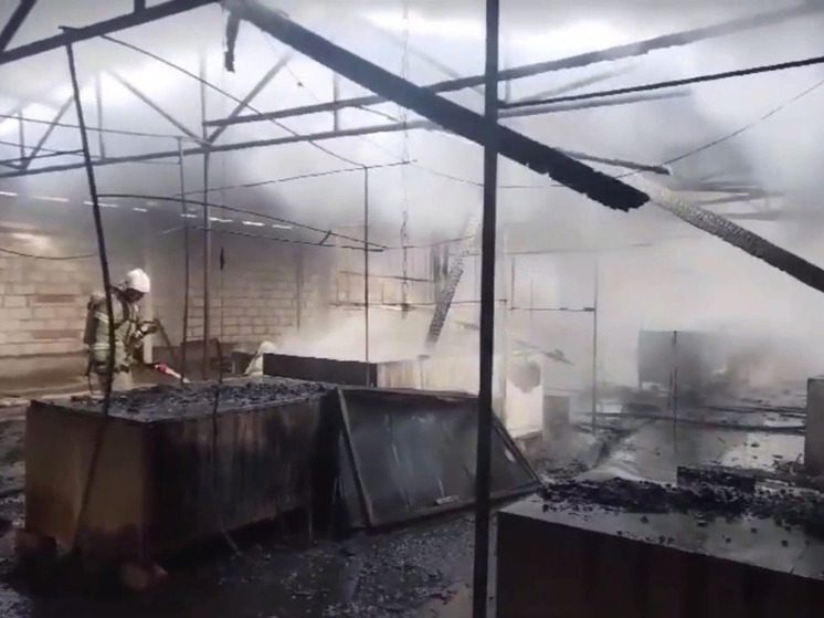На рынке в Кабардино-Балкарии сгорел большой торговый павильон