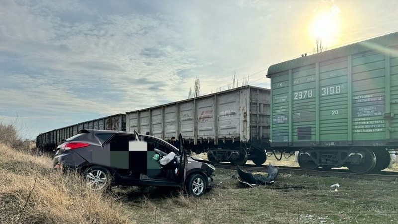 На Ставрополье трое детей погибли в столкновении поезда и легкового авто