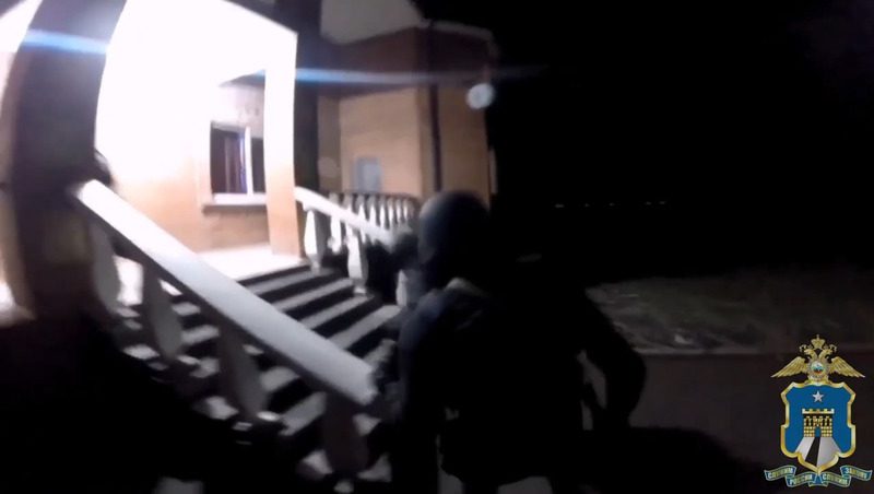 Появилось видео штурма дома пятигорчанки, подозреваемой в распространении порно