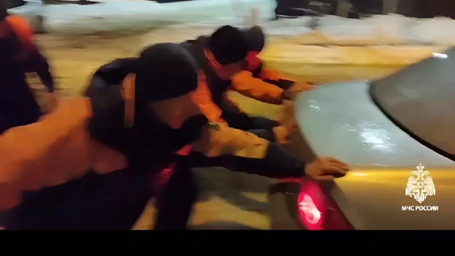 Появилось видео застрявших машин после мощного снегопада на Ставрополье0