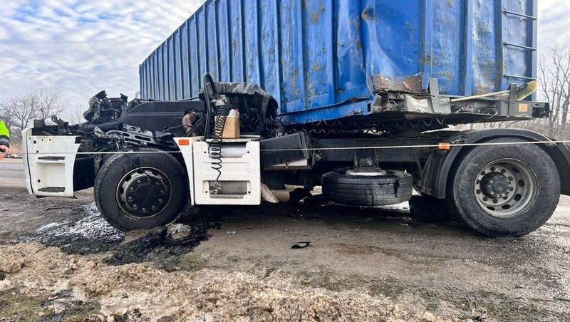 При столкновении большегрузов в Кочубеевском округе тяжело пострадал водитель