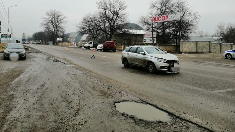 Три автомобиля столкнулись на шоссе в Пятигорске