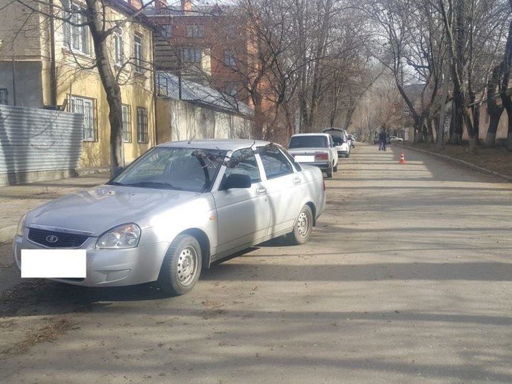 В Кисловодске упавшая ветка пробила стекло легковушки, двое пострадавших