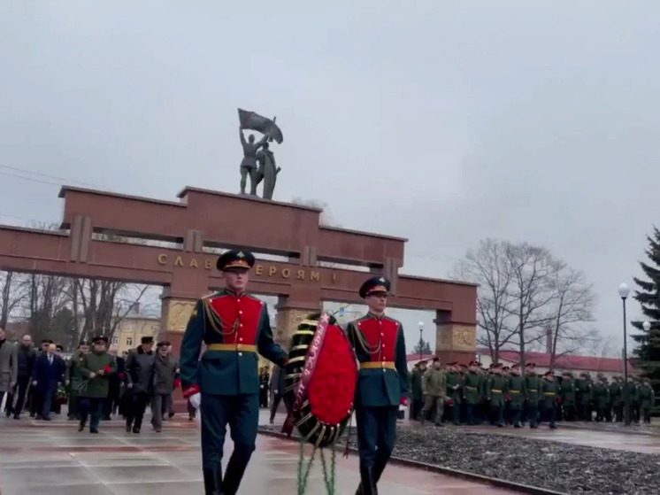 Во Владикавказе в День защитника Отечества почтили память воинов на Мемориале Славы
