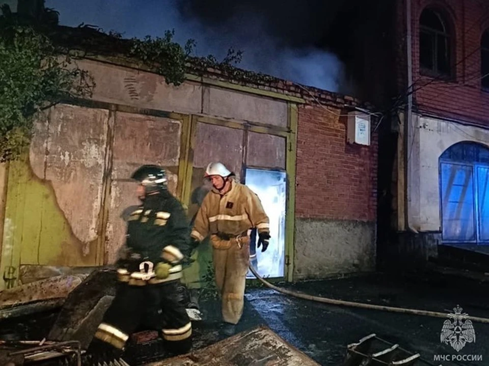 Заваленный мусором дом потушили пожарные в Северной Осетии0