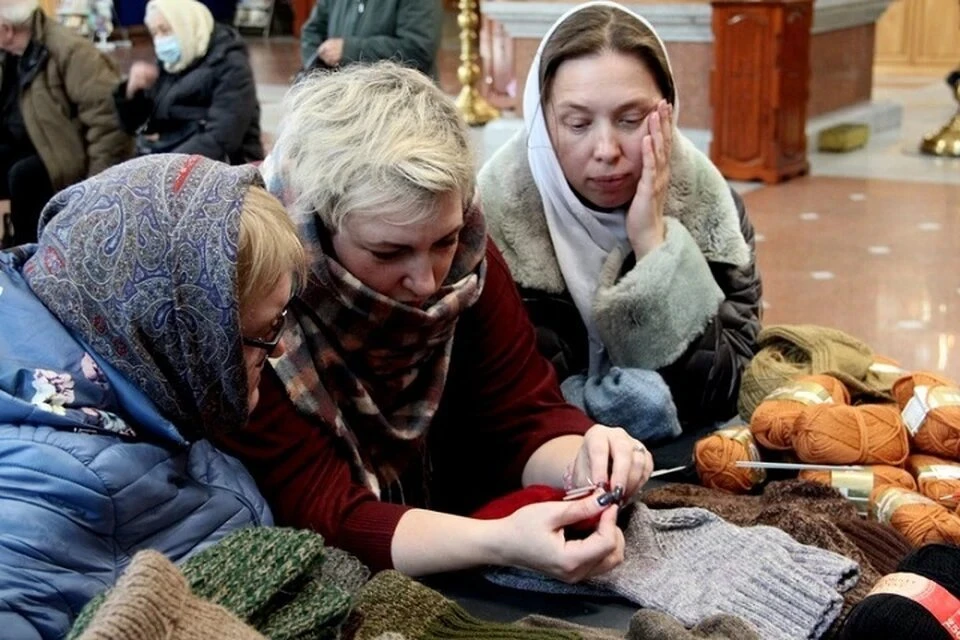 Жители Заветного вяжут свитеры и собирают гумпомощь для бойцов СВО Фото: Хабаровская епархия
