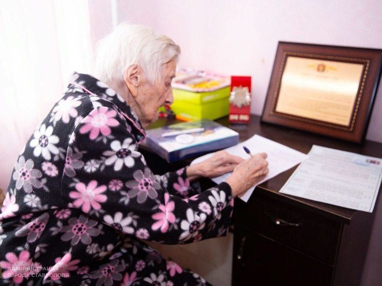 100-летняя жительница Ставрополя проголосовала на выборах президента РФ