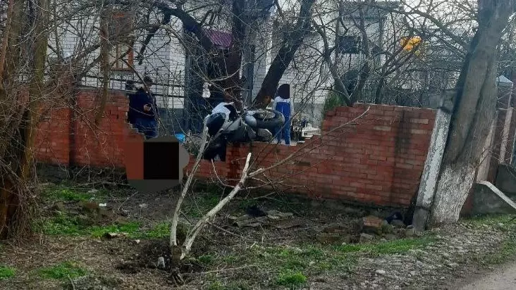 Днем в понедельник, 18 марта, по поселку Комсомолец на мотоцикле Honda катались 27-летние водитель и его знакомый.