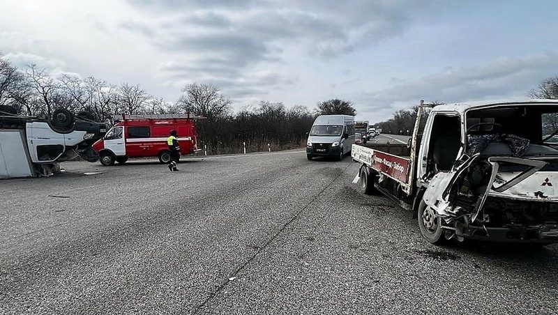 Два грузовика столкнулись на трассе в Минераловодском округе