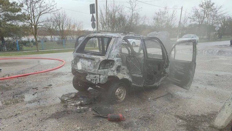 Ехавшая машина загорелась на дороге в Будённовском округе
