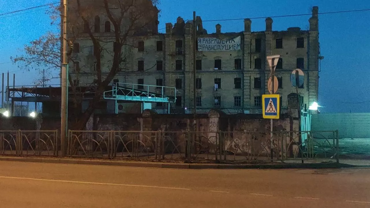 «Я разрушена твоим равнодушием»: плакат появился на заброшенной мельнице в Ставрополе0