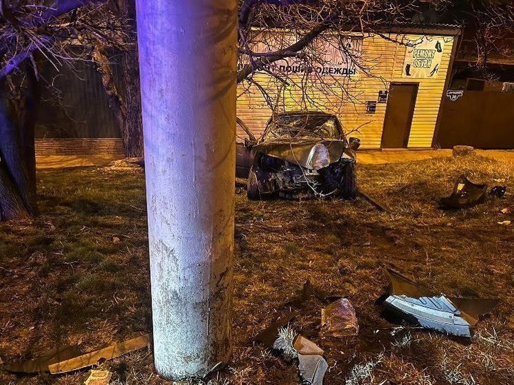 Неопытный водитель разбил новое авто в ДТП со столбом в Ставрополе