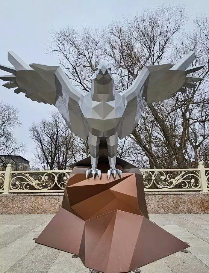 Новая скульптура орла в Пятигорске вызвала споры среди жителей0