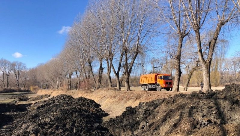 Около 7 тонн ила вывезли со дна городского озера в Ессентуках