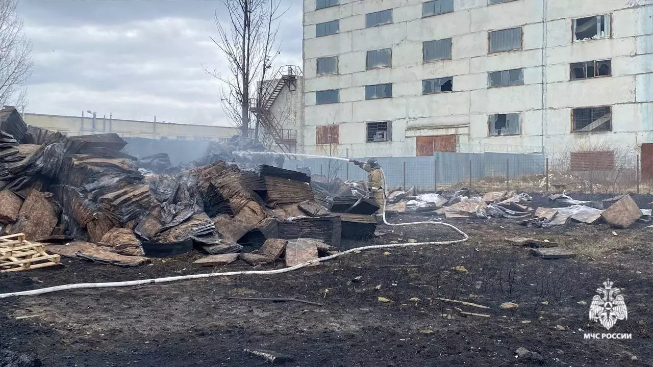 Пожарным удалось побороть огонь крупного пожара на северо-западе Ставрополя0