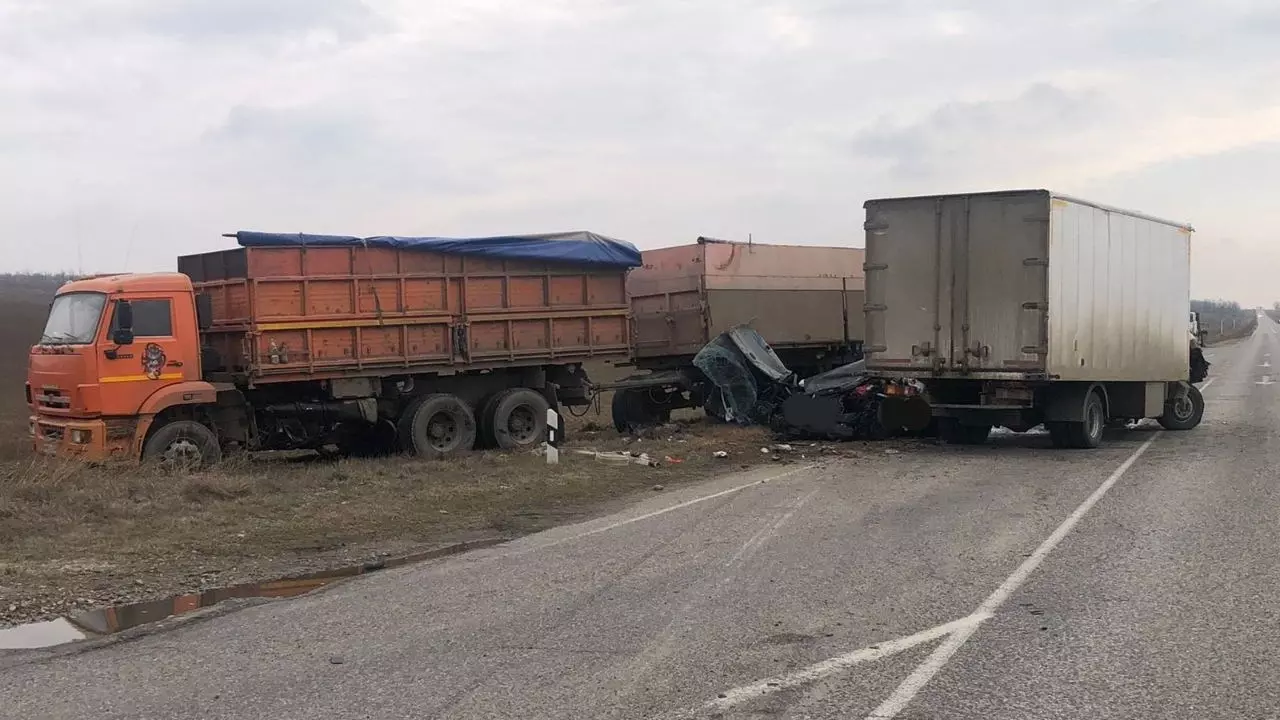 В Новоселицком округе водитель грузовика Foton не успел остановиться и врезался в Chevrolet.