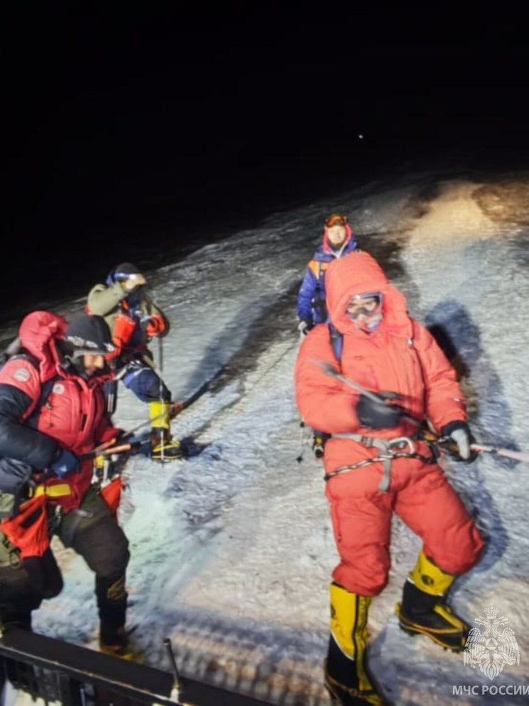 Спасатели эвакуировали с Эльбруса альпинистов из Якутска