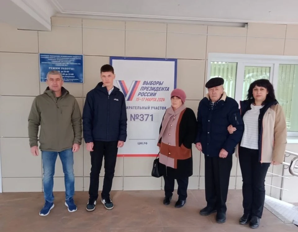 Три поколения одной семьи проголосовали на выборах на Ставрополье0