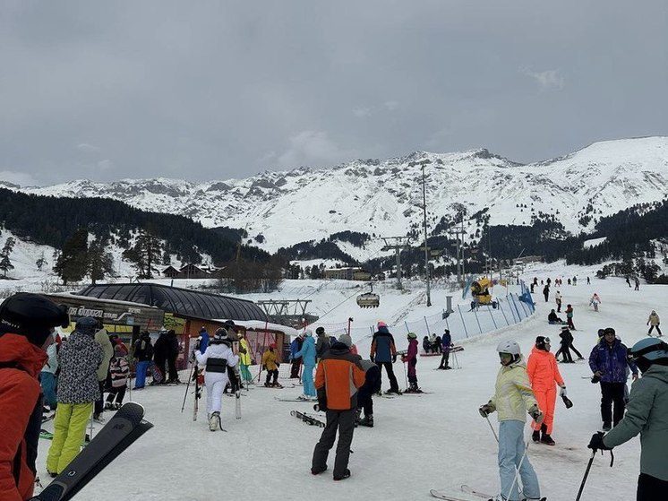 В Архызе 8 марта проведут мастер-класс по горным лыжам для семей с детьми