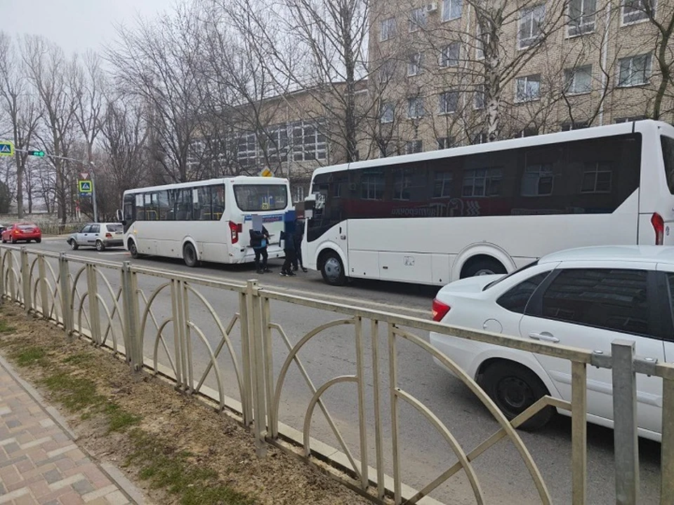 В больницу после столкновения двух автобусов в Ставрополе доставлена девочка0