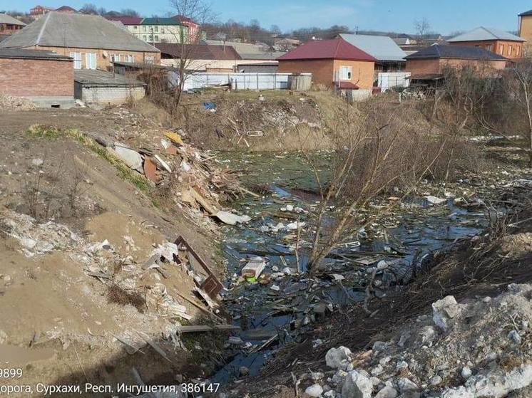 В Ингушетии навалы строительного мусора перекрыли водный поток в реке