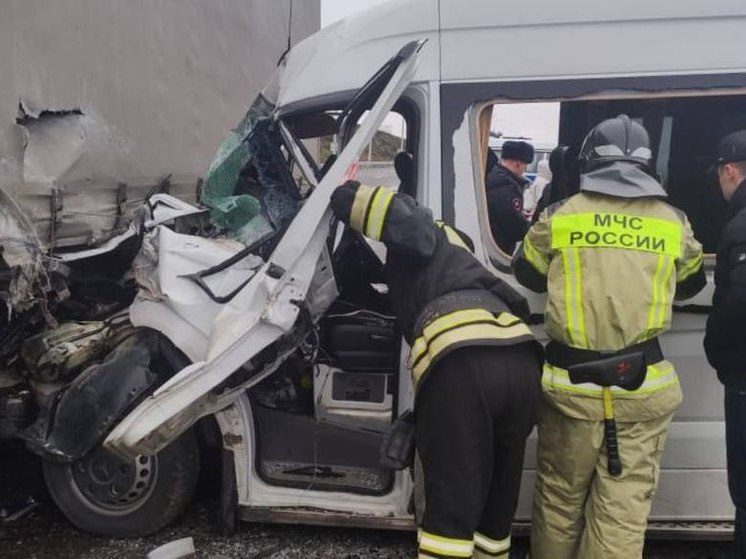 В Осетии микроавтобус с туристами из Подмосковья столкнулся с фурой, 11 пострадавших